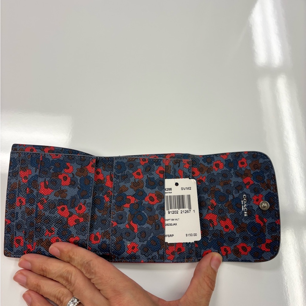 Coach Black Textured Leather Wallet. New with Tags. Floral inside design - Picture 5 of 10